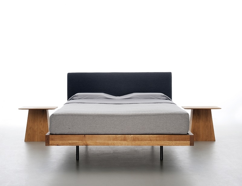 SMOOTH eleganckie modne łóżko z litego drewna z tapicerowanym zagłówkiem